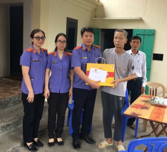 Viện KSND huyện Cẩm Giàng thăm, tặng quà cho người nghèo trên địa bàn huyện