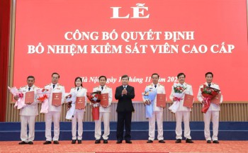 Đồng chí Nguyễn Hoàng Dương, Viện trưởng VKSND tỉnh được bổ nhiệm chức danh Kiểm sát viên cao cấp.