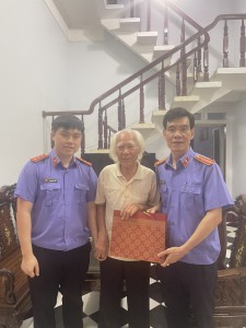 VKSND thành phố Chí Linh : thăm, tặng quà cán bộ hưu trí
