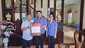 VKSND huyện Cẩm Giàng: Thăm, tặng quà cán bộ hưu trí nhân ngày thành lập ngành KSND
