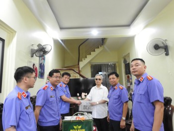 VKSND tỉnh Hải Dương thăm, tặng quà cán bộ hưu trí nhân dịp kỷ niệm 64 năm ngày thành lập ngành KSND