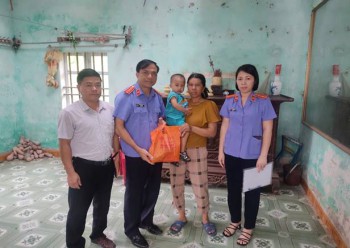 VKSND huyện Thanh Miện tặng quà cho người nghèo