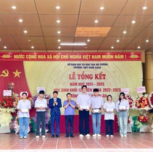 Viện kiểm sát nhân dân huyện Nam Sách trao quà cho học sinh nghèo vượt khó dịp tổng kết năm học 2024-2025