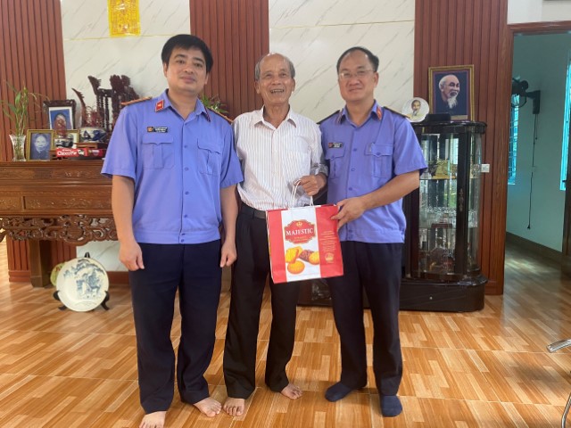Ninh Giang: tặng quà cán bộ hưu trí trên địa bàn huyện