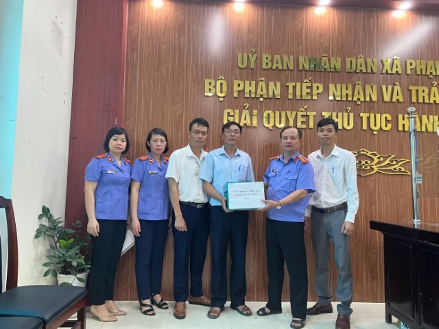 Viện KSND huyện Thanh Miện thăm, tặng quà cho người nghèo và trao tặng sách pháp luật