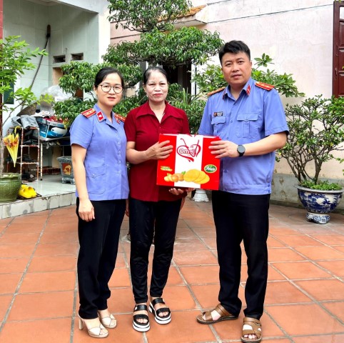 VKSND huyện Cẩm Giàng: Thăm, tặng quà cán bộ hưu trí nhân ngày thành lập ngành KSND