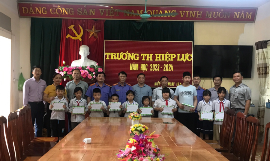 Viện kiểm sát nhân dân huyện Ninh Giang tham gia hoạt động kỷ niệm 134 năm ngày sinh Chủ tịch Hồ Chí Minh